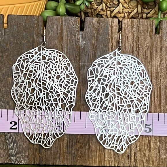 Silver tone earrings 🪩 lightweight 🪩 dangle - Picture 1 of 2